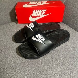 NIKE - SLIDES - BENASSI JDI - BLACK WITH WHITE NIKE